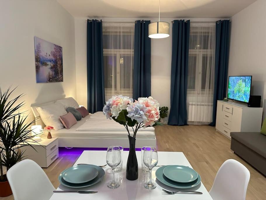 Romantic Apartment In The Center Of Прага Экстерьер фото