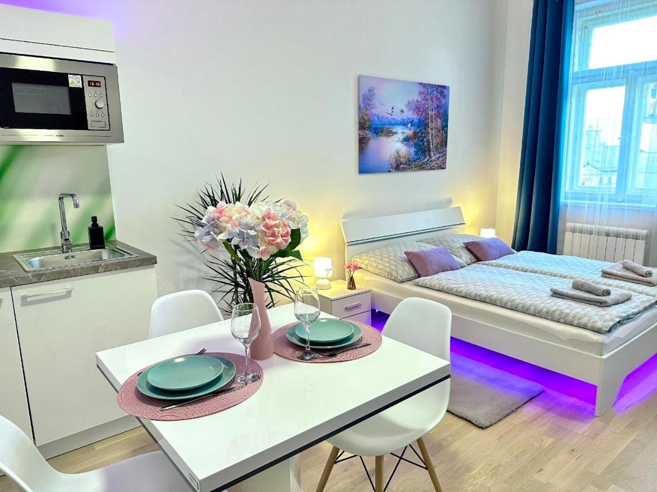 Romantic Apartment In The Center Of Прага Экстерьер фото